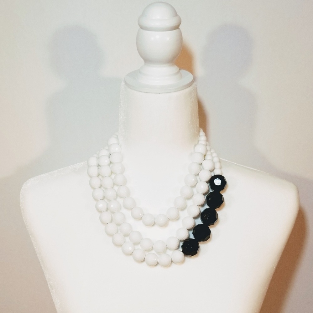 🔹NWOT🔹Yochi Black/White Lucite Necklace